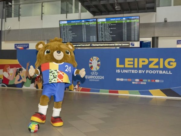 Das EM-Maskottchen Albärt am Flughafen Leipzig/Halle, Foto: Mitteldeutsche Flughafen AG