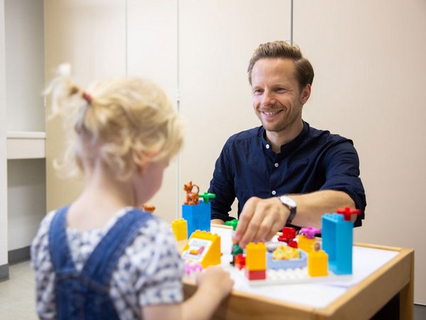 Diplom-Psychologe Steffen Elsner koordiniert die Spezialsprechstunde am UKL. Eine neue Beratungs-Hotline ergänzt nun dieses Angebot. Foto: Stefan Straube / UKL