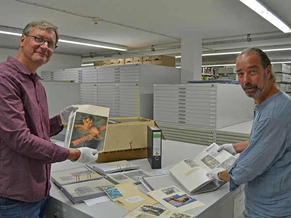 Thomas Burckhardt übergibt die Autogrammsammlung seines Vaters an das Sportmuseum des Stadtgeschichtlichen Museums Leipzig. Dietmar Schulze, Mitarbeiter des Sportmuseums, nimmt die Sammlung entgegen. Foto: Katja Etzold