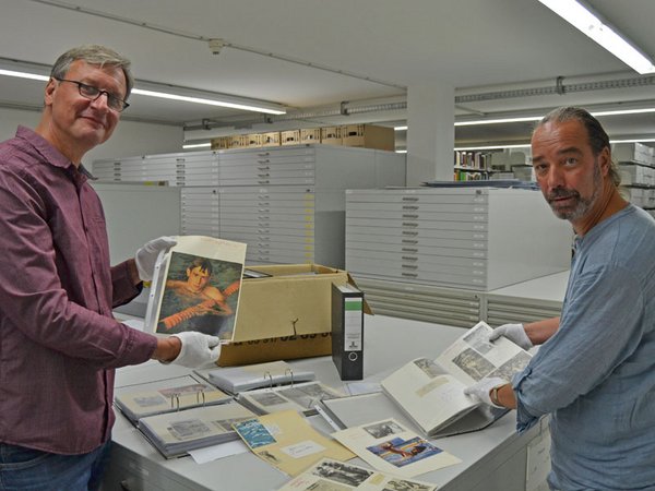 Thomas Burckhardt übergibt die Autogrammsammlung seines Vaters an das Sportmuseum des Stadtgeschichtlichen Museums Leipzig. Dietmar Schulze, Mitarbeiter des Sportmuseums, nimmt die Sammlung entgegen. Foto: Katja Etzold