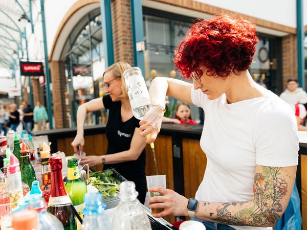 An der Cocktailbar werden Spenden für das Tierheim Bitterfeld gesammelt. Foto: NEINVER / Philipp Kirschner