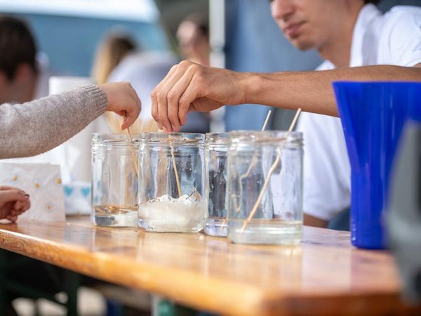 Experimente rund ums Wasser für Kinder und Familien zum Kinderfestival am Wochenende 31.08./1.09.2024 auf dem Augustusplatz, Foto: Leipziger Gruppe