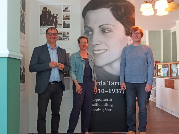 Dr. Anselm Hartinger (Stadtgeschichtliches Museum Leipzig), Dr. Nora Pester (Verlag Hentrich & Hentrich, Capa Culture gGmbH) und Prof. Dr. Ulf-Dietrich Braumann (Initiative Capa-Haus), Foto: Stadtgeschichtliches Museum Leipzig