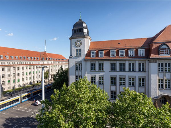 Der Geutebrück-Bau der HTWK Leipzig (mit Turm) an der Karl-Liebknecht-/ Ecke Richard-Lehmann-Straße, Foto: HTWK Leipzig