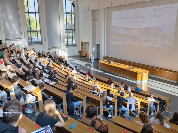 Mit einer feierlichen Immatrikulation im Hörsaal des Carl-Ludwig-Institut begrüßte die Medizinische Berufsfachschule (MBFS) des UKL 250 neue Auszubildende, Foto: Stefan Straube / UKL