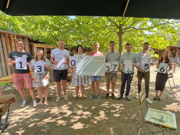 Symbolische Scheckübergabe an Sven Grüneisen (Elternhilfe für krebskranke Kinder Leipzig, 3. v. r.) durch die Round Tabler und den Leipziger Ladies Circle, Foto: Elternhilfe für krebskranke Kinder Leipzig e. V.