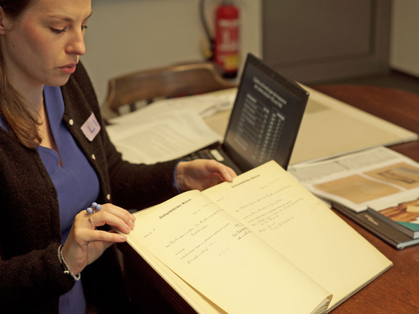 Provenienzforscherin Lina Frubrich gibt Einblicke in ihre Arbeit am Stadtgeschichtlichen Museum Leipzig, Foto: Eva Lusch, Bildrechte: Stadtgeschichtliches Museum Leipzig