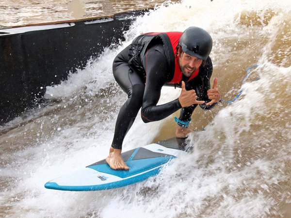 Surfen im Kanupark Markkleeberg, Foto: Kanupark-Fotodienst.de