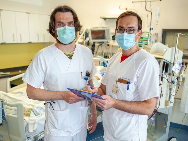 Behandlungsqualität auf hohem Niveau: Die Schlaganfallspezialstation am UKL ist rezertifiziert worden. Im Bild: Dr. Johann Pelz und Prof. Dominik Michalski, Foto: Hagen Deichsel / UKL