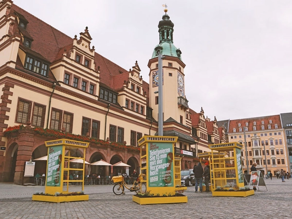 Cockpit Collective mit interaktiven Telefonzellen auf dem Leipziger Markt 2021, Foto: Schaubühne Lindenfels