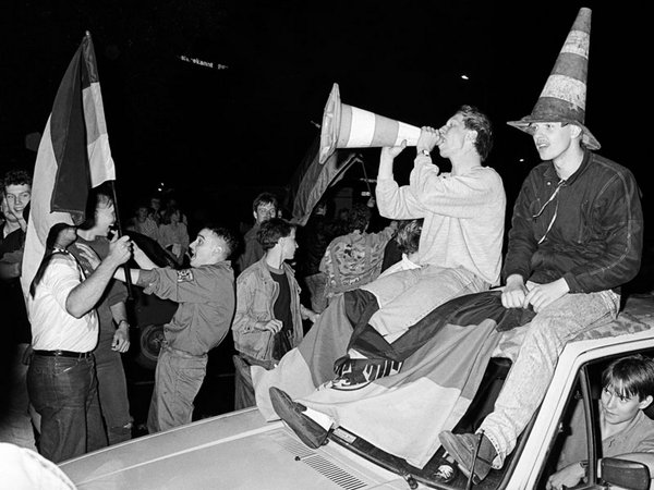 Autocorso vor dem Hauptbahnhof nach dem Sieg der deutschen Nationalmannschaft zur Fußball-Weltmeisterschaft 1990, Foto: Martin Jaehnichen