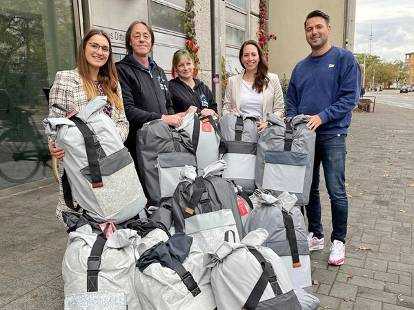 Vertreter des Paunsdorf Centers und der Höfe am Brühl bei der Übergabe der Sheltersuits, Foto: Höfe am Brühl