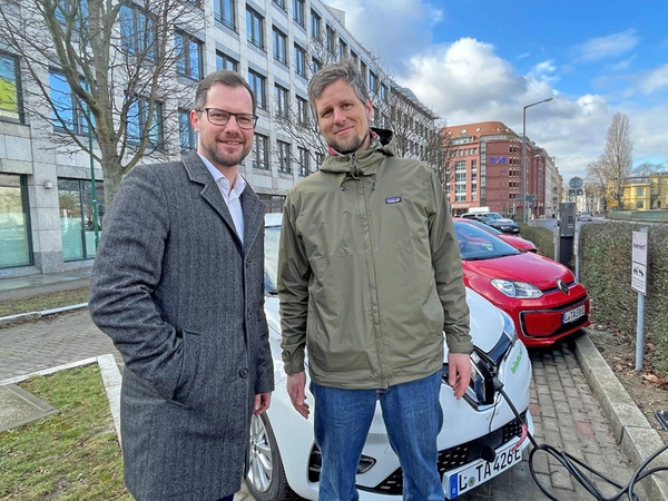 Sebastian Rast (l.), Nachhaltigkeitsmanager der Sparkasse und teilAUTO Regionalleiter Leipzig, Dr. Torsten Bähr, gaben gestern den Startschuss für die neue E-Carsharing Station in Löhrs Carré. Foto: Sparkasse Leipzig