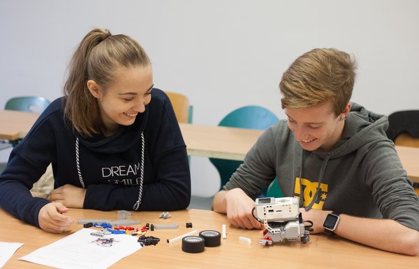 Die Gymnasiasten Kassandra Nerlich und Lorenz Gottschalk, haben während der Ferienhochschule im Herbst 2016 an der HTWK Leipzig Roberta zusammengebautiert haben.