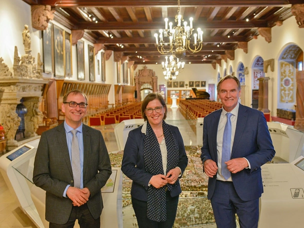 Dr. Anselm Hartinger, Dr. Skadi Jennicke und Burkhard Jung im historischen Festsaal des Alten Rathauses zu Leipzig. Foto: SGM, Fotos Markus Scholz