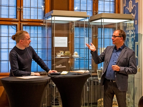 Torsten Buß (Schauspiel Leipzig) und Anselm Hartinger (Stadtgeschichtliches Museum Leipzig) vor der Coffe Baum-Vitrine im Festsaal des Alten Rathauses, Foto: Rolf Arnold