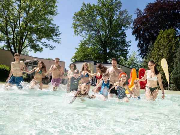 Probebaden im erneuerten Kinderfreibecken Robbe an der Schwimmhalle Nord: Hier startet der Badebetrieb am 1. Juni. Alle anderen Leipziger Freibäder öffnen am 18. Mai 2024. Foto: Leipziger Gruppe