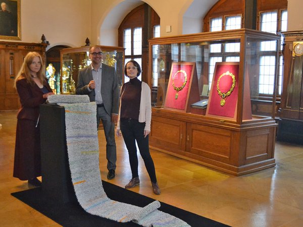 Antje Brodhun, Dr. Anselm Hartinger und Michaela Weber in der Ratsstube des Alten Rathauses vor der künstlerischen Arbeit, Foto: Julia Liebetraut