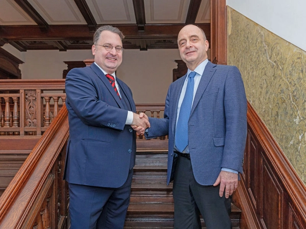 Prof. Gerald Fauth, Rektor der Hochschule für Musik und Theater »Felix Mendelssohn Bartholdy« Leipzig und Tobias Wolff (li) zur Unterzeichnung der Kooperationsvereinbarung am 1.3.2023, Foto: Jörg Singer