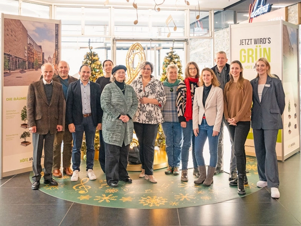 Center Managerin Tetiana Herberger mit Vertretern und Vertreterinnen der Stadt Leipzig, der Politik, der Verbände sowie der URW-Gruppe, Foto: Philip Lamms 