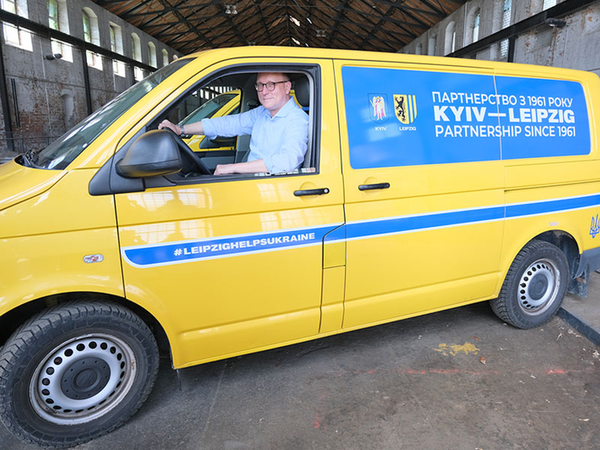 Bürgermeister Hörning in einem der gespendeten Transporter für Kyjiw. Foto: Stadt Leipzig