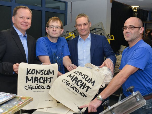 Konsum Leipzig Vorstand Dirk Thärichen (links) und Michael Faupel (zweiter von rechts) beim Besuch der Werkstatt