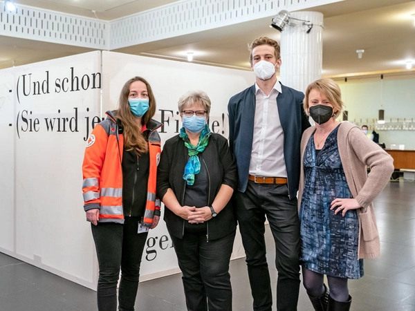 Annett Heise (DRK), die Leiterin des Gesundheitsamtes der Stadt Leipzig Dr. Regine Krause-Döring, Silko H. Kamphausen (KEE) und Lydia Schubert, Verwaltungsdirektorin der Oper Leipzig, Foto: Tom Schulze