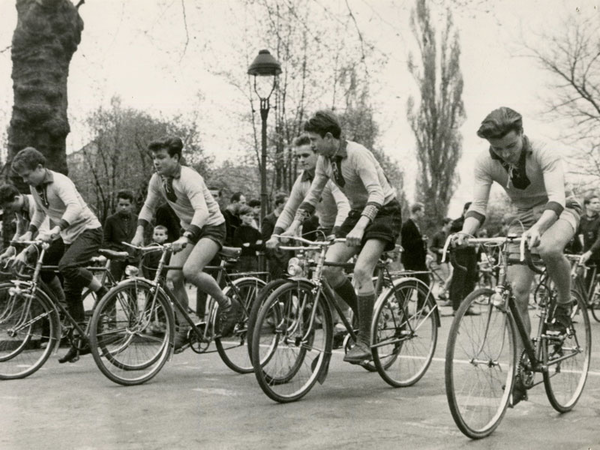 schwarz-weiß Fotografie von jungen Männern beim Radfahren auf Straße, Publikum im Hintergrund; Fotograf: Johannes Hänel, Inv.-Nr.: F 153aw, Foto: Stadtgeschichtliches Museum Leipzig