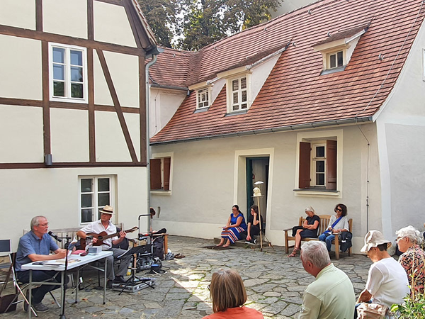 Ralph Grüneberger im Garten des Schillerhaus Leipzig, Foto: Stadtgeschichtliches Museum Leipzig / Katja Etzold