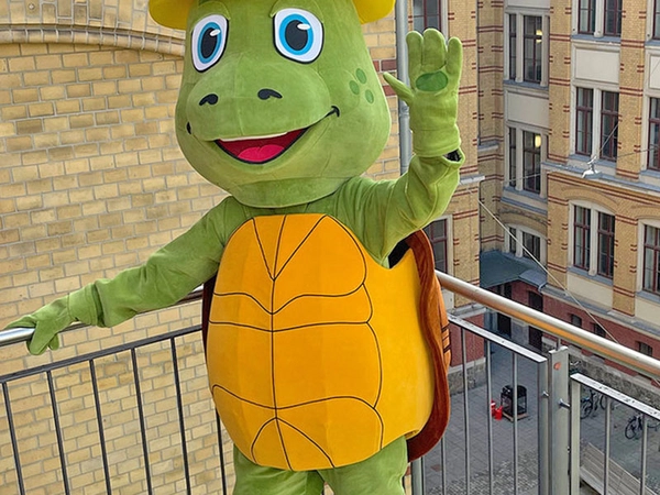 Maskottchen Kursel im Innenhof der VHS, Foto: Volkshochschule Leipzig