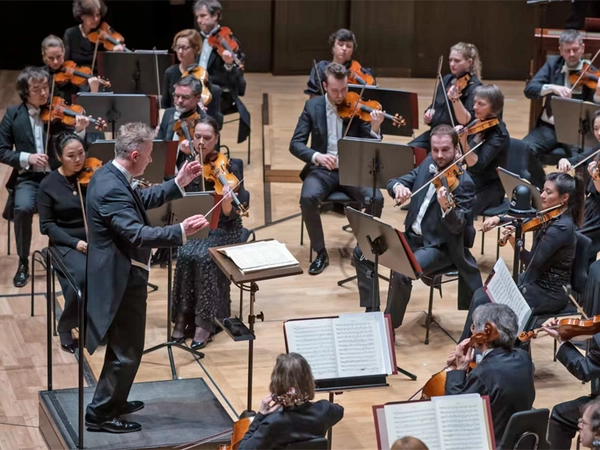 Musiker*innen für krebskranke Kinder und Dirigent Matthias Foremny beim Gewandhaus-Benefizkonzert 2022, Foto: Elternhilfe für krebskranke Kinder Leipzig e. V.