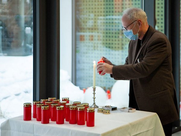 Prof. Christoph Josten, Medizinischer Vorstand am UKL, entzündet eine Kerze für verstorbene Patienten bei einer Gedenkfeier im UKL im Februar 2021. Foto: Hagen Deichsel / UKL