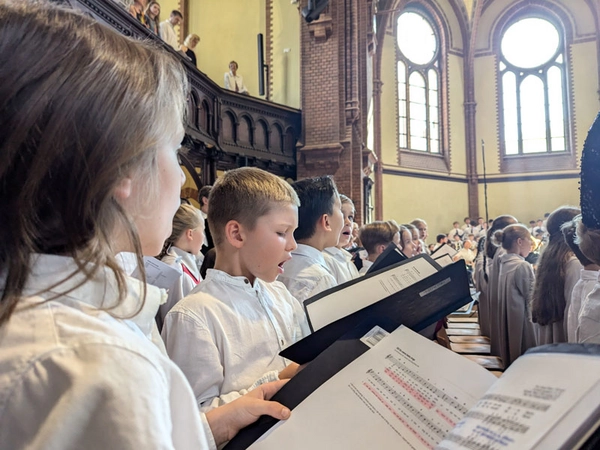 Thomanernachwuchs singen in der wiedereröffneten Lutherkirche Leipzig, Foto: forum thomanum