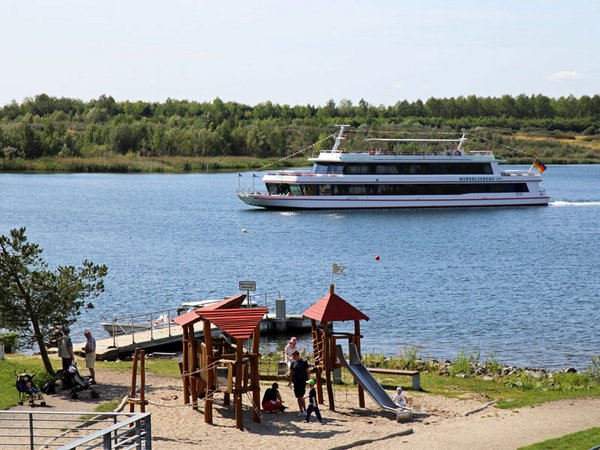 Markkleeberger See: Spielplatz und MS Markkleeberg, Foto: LTM / Andreas Schmidt