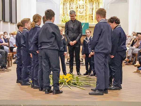 13 neue Thomaner gedenken am Samstag mit Sonnenblumen am Bach-Grab in der Thomaskirche Leipzig, Foto: Thomanerchor / Emanuel Scobel