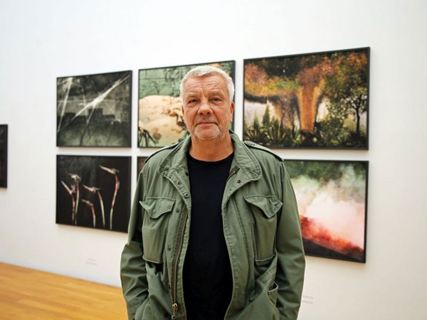 Ludwig Rauch in seiner Ausstellung: Porträt und Abstraktion, Foto: Andreas Schmidt 