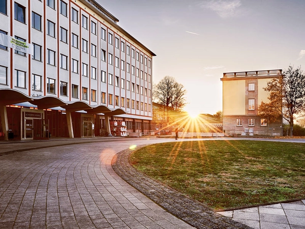 HHL Campus Leipzig: Vorplatz mit Academic House, Foto: HHL / Daniel Reiche