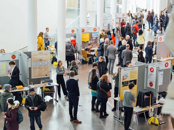 Beim Regionalwettbewerb "Jugend forscht" an der Universität Leipzig im vergangenen Jahr herrschte großer Andrang. Foto: Christian Hüller