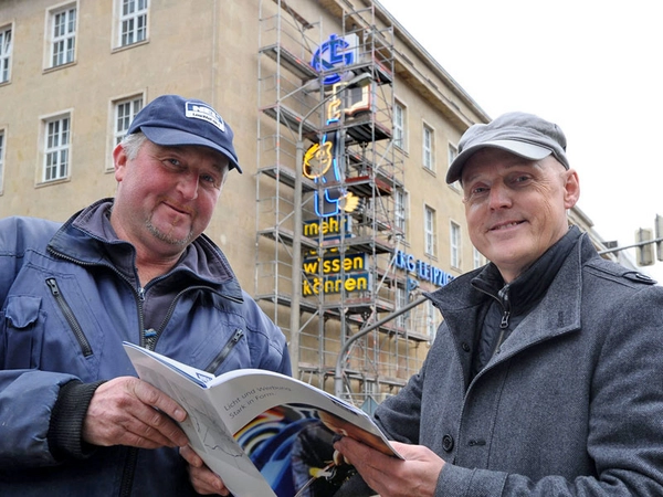 Bauleiter Timo Wernicke und NEL-Geschäftsführer Dr. Uwe Teichert vor der restaurierten Anlage