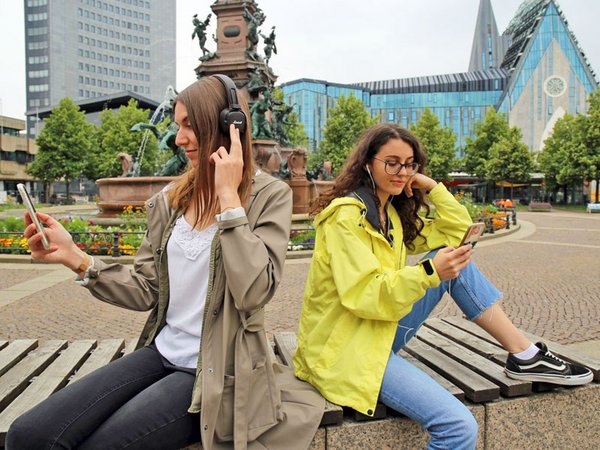 Studentinnen hören den Podcast "Willkommen in Leipzig", Foto: Julia Franke