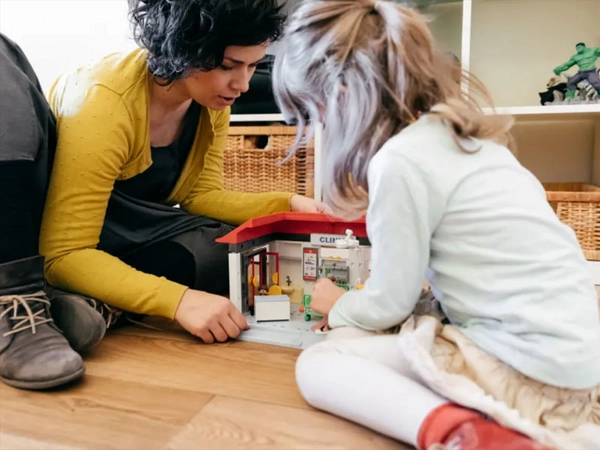 Spieltherapie mit Dipl.-Psych. Carolin Galisch in der Nachsorgeambulanz des Elternhilfe für krebskranke Kinder Leipzig e. V., Foto: feinesbild.de