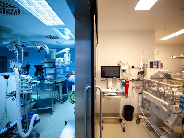 Gegenwart: Den Neonatolog:innen am UKL steht modernste Medizintechnik zur Verfügung, um die Geburt selbst extremer Frühchen zu ermöglichen. Foto: Hagen Deichsel / UKL