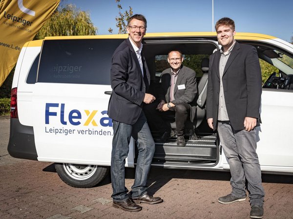 Archivbild vom Start des Pilotprojekts im Leipziger Nordraum: Ulf Middelberg, Sprecher der LVB-Geschäftsführung, Michael Patscheke, Max-Plack-Institut und Johannes Simon, LVB-Projektleiter, Foto: Leipziger Gruppe