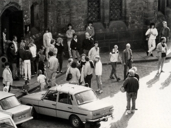 Überwachungsfoto des MfS vom Nikolaikirchhof (Herbst 89), Quelle: BArch, MfS, BV Leipzig, KD Leipzig-Land, Nr. 05048, Foto 296