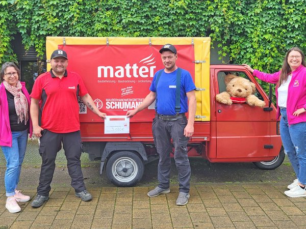 Kerstin Stadler vom Kinderhospiz Bärenherz, Ronny Espig, Michael Richter und die Geschäftsführerin Ulrike Herkner freuen sich über diese ganz besondere Spendenaktion, Foto: Kinderhospiz Bärenherz Leipzig