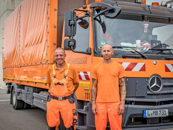 Stadtreinigungs-Mitarbeiter vor der Abfahrt nach Rheinland-Pfalz, Foto: Feuerwehr Leipzig