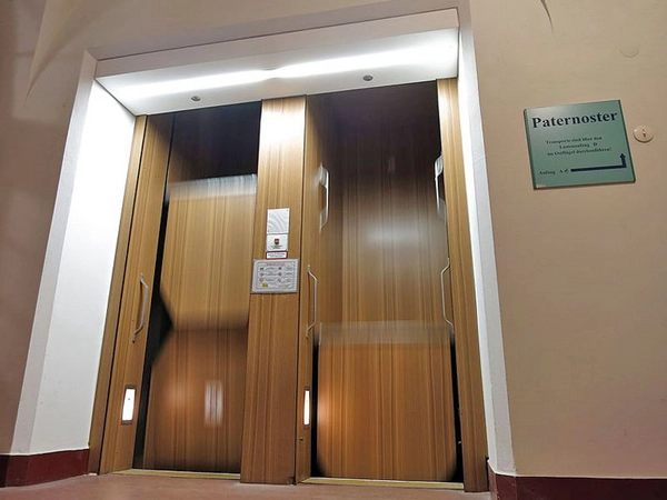 Paternoster Aufzug im Neuen Rathaus Leipzig, Foto: Bettenburg, CC BY-SA 4.0, via Wikimedia Commons