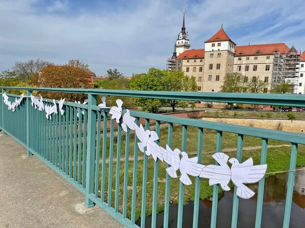 Torgau - Elbe Day: Friedenstauben an der Elbbrücke, Foto: Stadtverwaltung Torgau