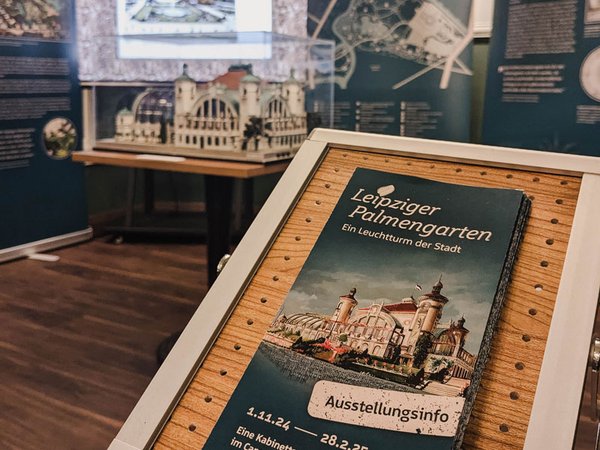 Blick in die Ausstellung mit dem Modell des Gesellschaftshauses (hinten). Foto: HTWK Leipzig