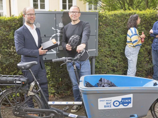 Stadt Leipzig: Ladestation für E-Bikes am Gohliser Schlößchen, Leipzig, 11.05.2023, Foto: Stefan Hoyer/PUNCTUM